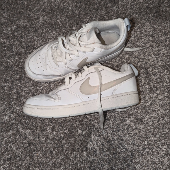 girls size 5 Nike Borough low - Picture 1 of 5